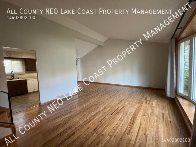 23468 Carriage Ln in North Olmsted, OH - Building Photo - Building Photo