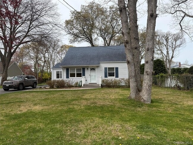 17 Eastover Rd in Sayville, NY - Building Photo - Building Photo