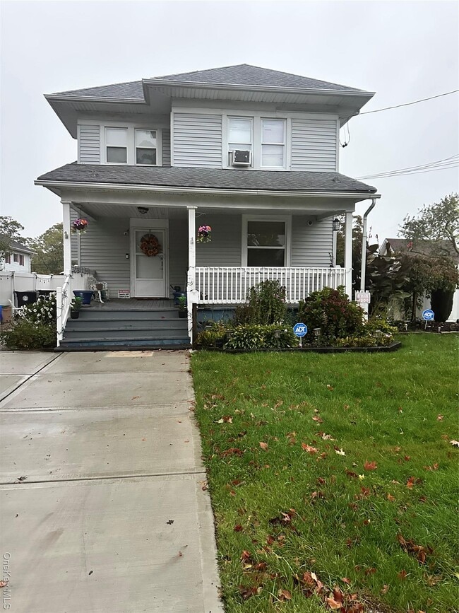 37 Redmond Ave in Bay Shore, NY - Building Photo - Building Photo