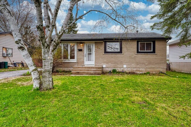 1344 Waverley Crescent in Kingston, ON - Building Photo - Building Photo