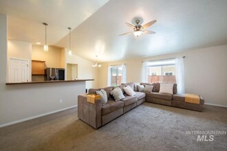 690 SW Miner St in Mountain Home, ID - Building Photo - Building Photo