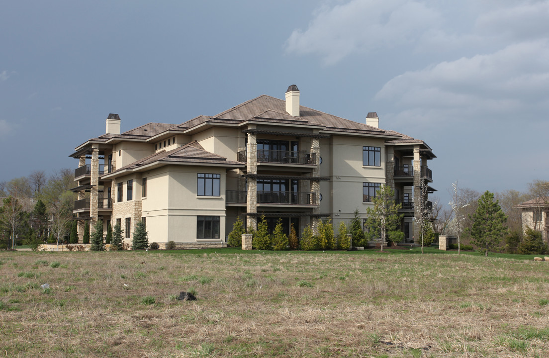 Parkway in Leawood, KS - Building Photo