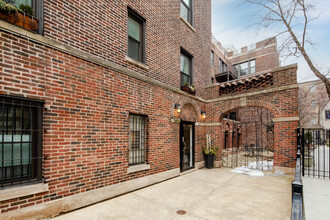 643 W Roscoe St in Chicago, IL - Building Photo - Building Photo