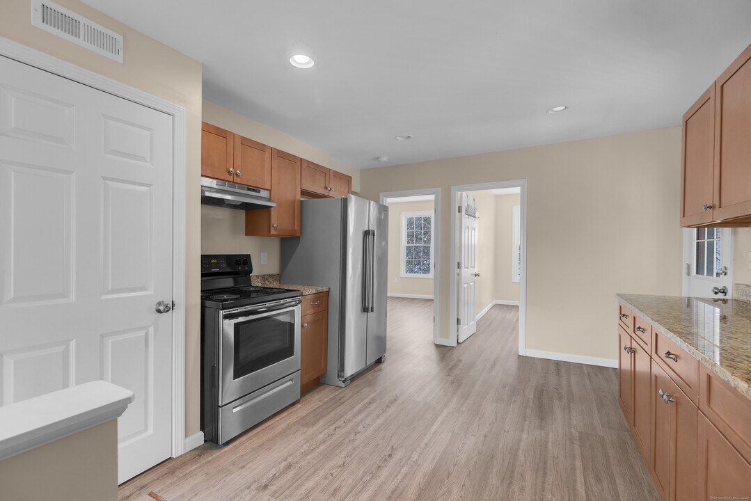 10 Rimmondale St in Seymour, CT - Building Photo