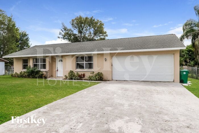 524 SW Buswell Ave in Port St. Lucie, FL - Building Photo