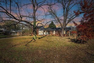 1065 Lakeland Dr in Gallatin, TN - Building Photo