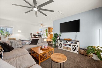 8916 S 1240 E in Sandy, UT - Foto de edificio - Building Photo