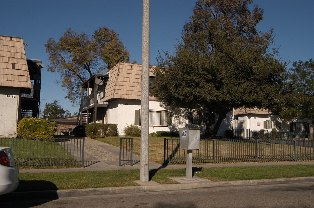 16190 Whittram Ct in Fontana, CA - Foto de edificio