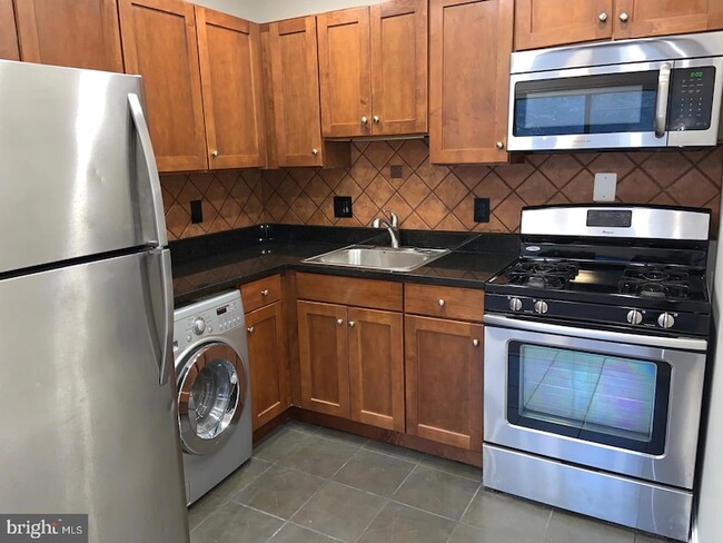 3109 Naylor Rd SE, Unit 201 in Washington, DC - Foto de edificio - Building Photo