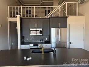 715 N Graham St, Unit 207 in Charlotte, NC - Foto de edificio - Building Photo