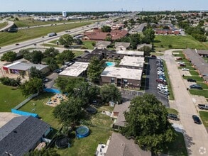 Chalet Apartments in Moore, OK - Foto de edificio - Building Photo