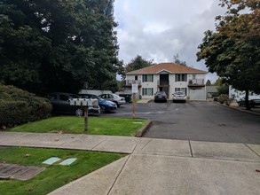 142 College St N in Monmouth, OR - Foto de edificio - Building Photo