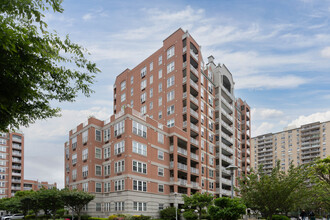 65 Oceana Dr E in Brooklyn, NY - Foto de edificio - Building Photo