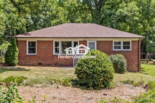 5025 Lochlain Dr in Charlotte, NC - Building Photo