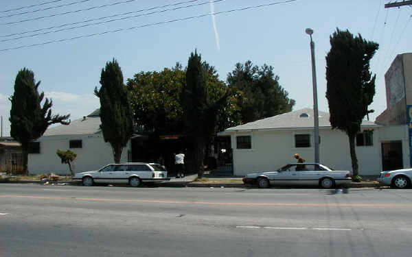 8504 S San Pedro St in Los Angeles, CA - Building Photo - Building Photo