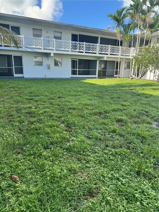 1701 NW 46th Ave in Lauderhill, FL - Foto de edificio - Building Photo