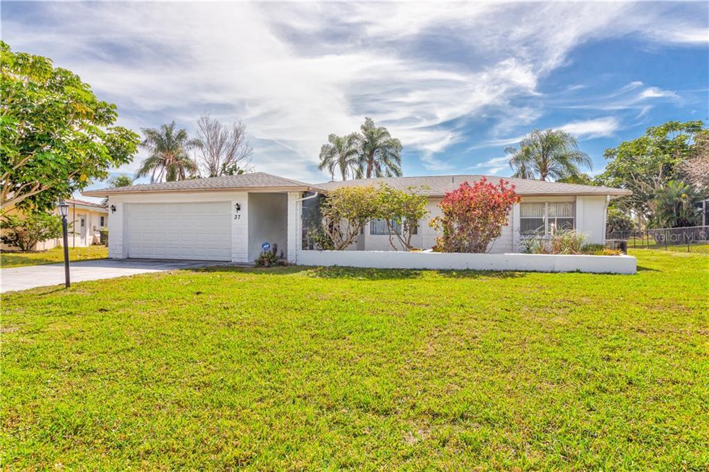 37 Oakland Hills Pl in Rotonda West, FL - Building Photo