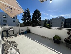 650 Kelton Ave, Unit 301 in Los Angeles, CA - Foto de edificio - Building Photo