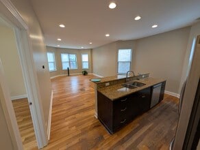 4742 N Sawyer Ave, Unit #2 in Chicago, IL - Foto de edificio - Building Photo