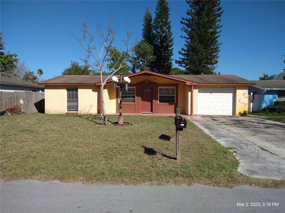 12716 Mulberry Ln in Hudson, FL - Foto de edificio