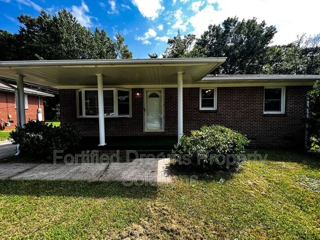 1908 Rayston Dr in Greensboro, NC - Building Photo - Building Photo