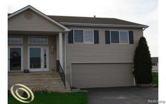 1136 Lakeview Cir in Grand Blanc, MI - Building Photo