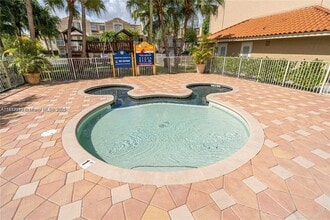 665 NW 85th Pl, Unit 10-212 in Miami, FL - Building Photo - Building Photo