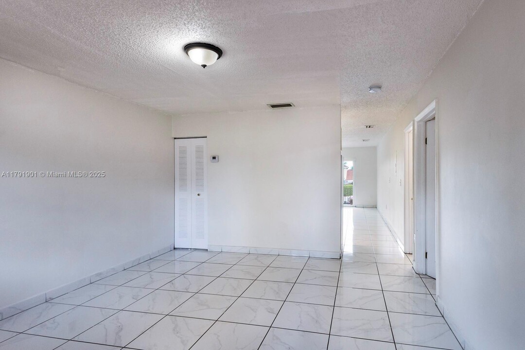 11501 NW 2nd St in Miami, FL - Building Photo