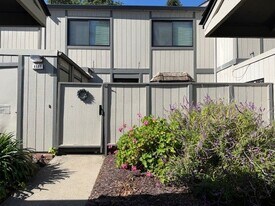 1527 Ashwood Dr in Martinez, CA - Building Photo