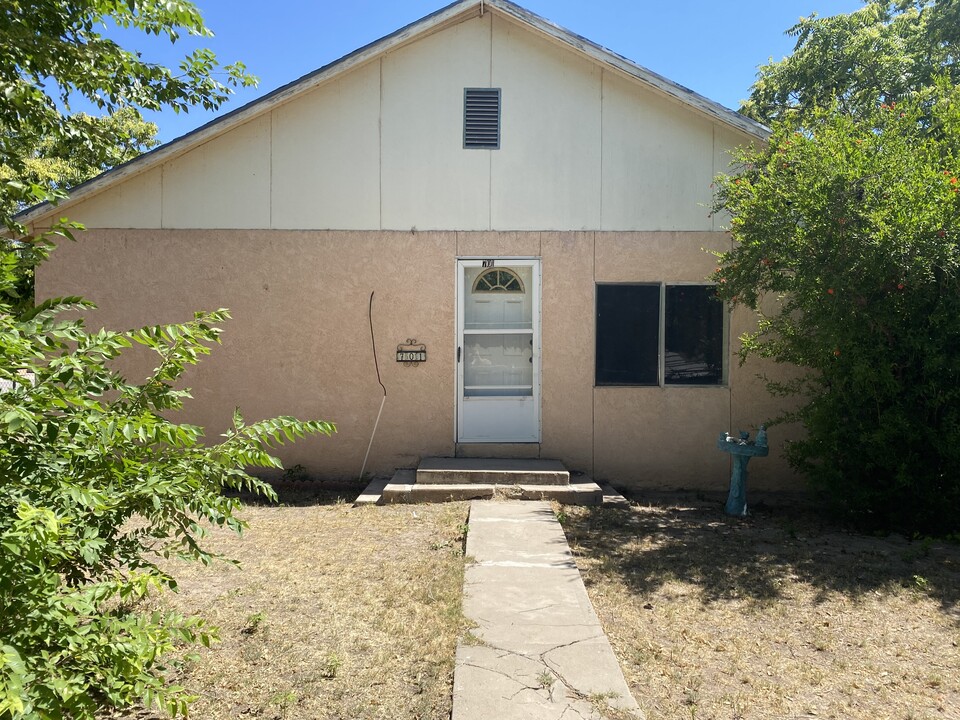 701 W Lea St in Carlsbad, NM - Building Photo