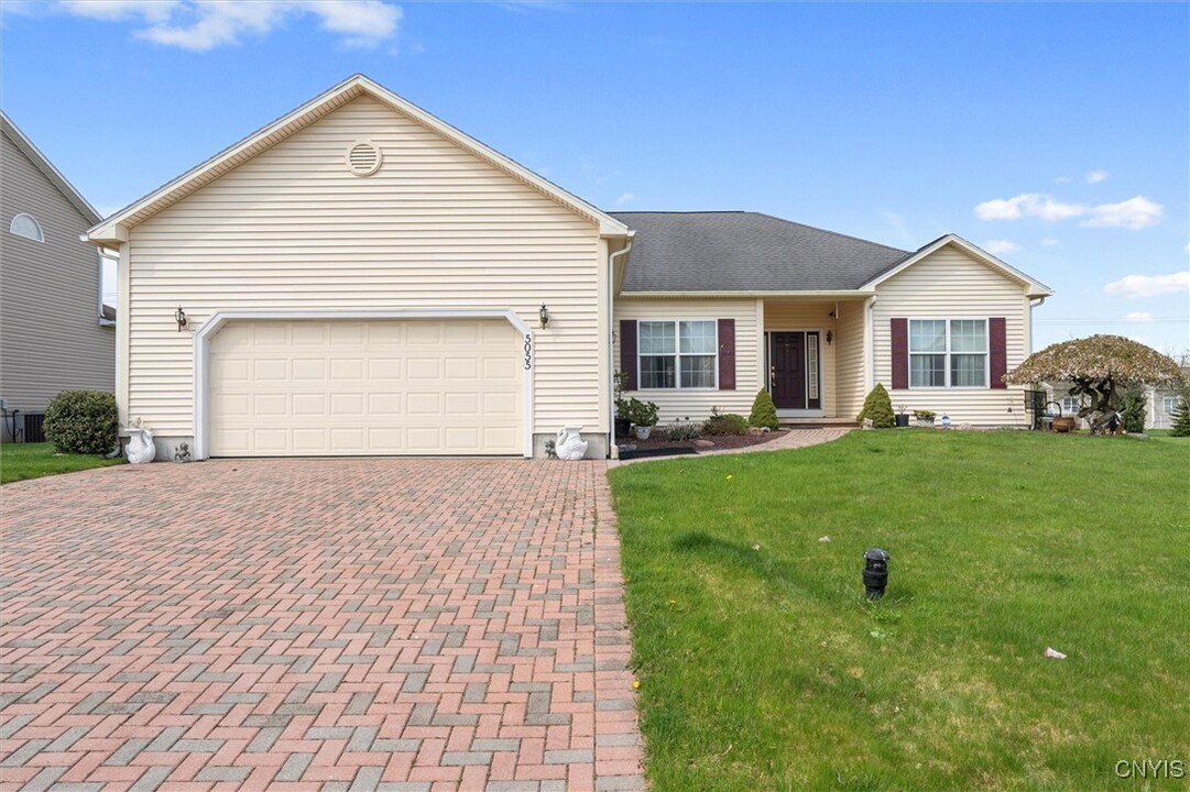 5055 Constitution Ln in Liverpool, NY - Building Photo