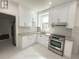 1087 Gerrard St E in Toronto, ON - Building Photo