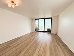 3660 N Lake Shore Dr, Unit 1405 in Chicago, IL - Building Photo - Building Photo