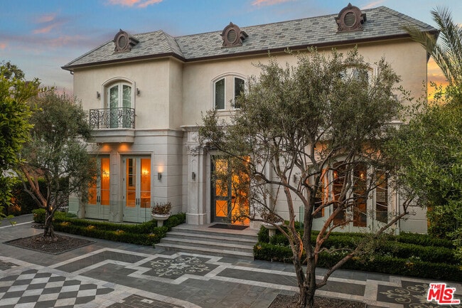 property at 718 N Rodeo Dr