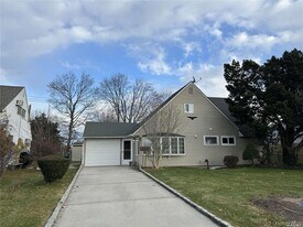 33 Clarissa Dr in Hicksville, NY - Building Photo