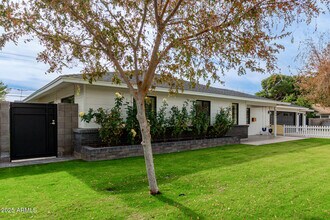 5001 E Mitchell Dr in Phoenix, AZ - Building Photo - Building Photo