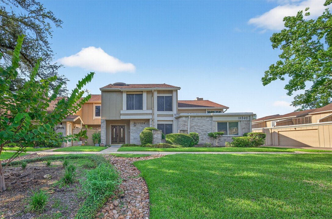 11504 Village Pl Dr in Houston, TX - Foto de edificio