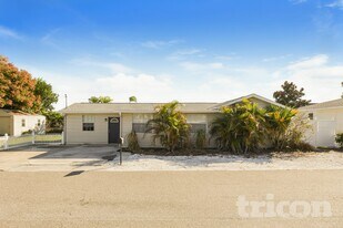 1125 Michigan Dr N in Dunedin, FL - Building Photo