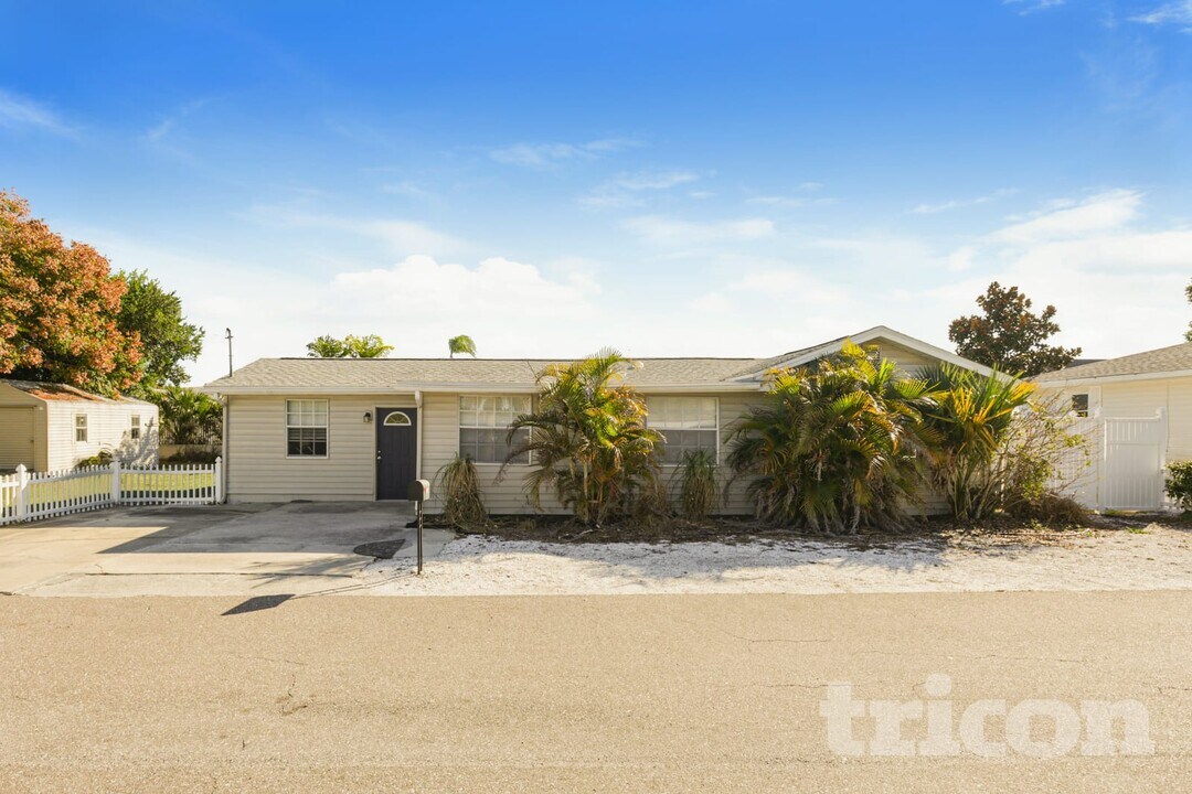 1125 Michigan Dr N in Dunedin, FL - Building Photo