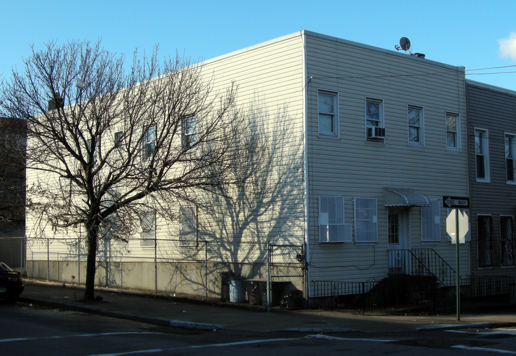 172 Onderdonk Ave in Flushing, NY - Building Photo