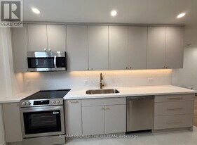 54 Vaughan Rd in Toronto, ON - Building Photo