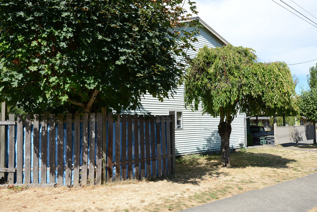 1177 SE Oak St in Hillsboro, OR - Building Photo - Building Photo