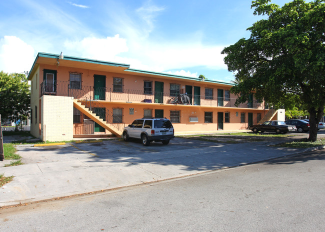 501 NW 30th St in Miami, FL - Foto de edificio - Building Photo