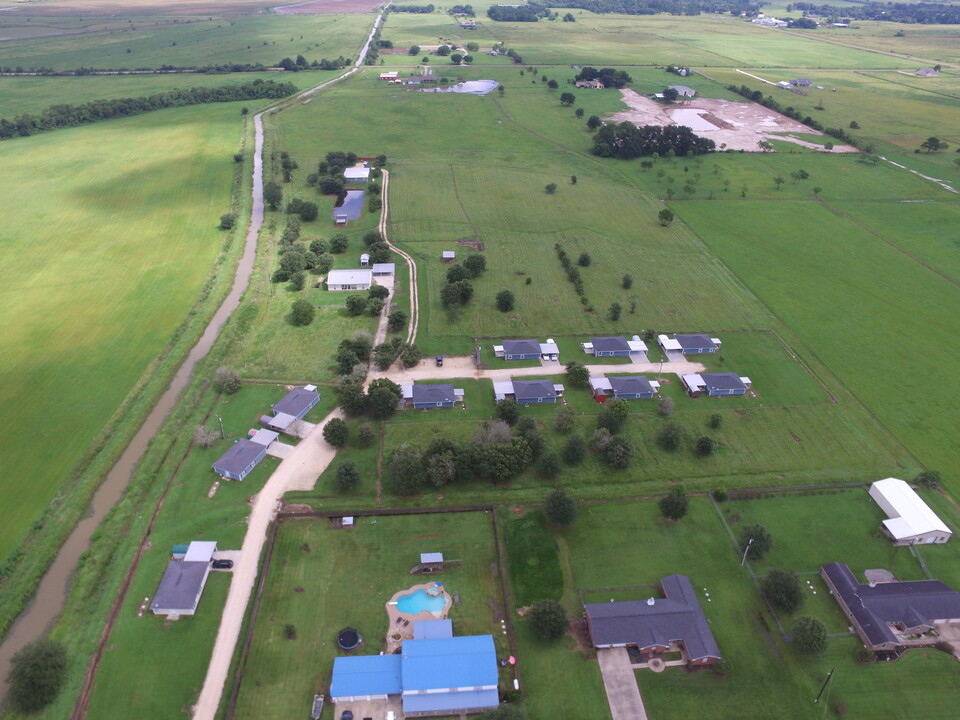 1252 Chace Rd, Unit B in Winnie, TX - Foto de edificio