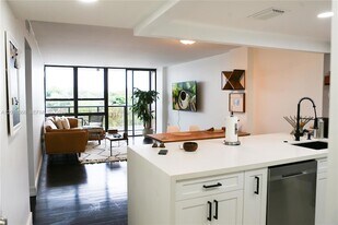 600 NE 36th St, Unit 310 in Miami, FL - Building Photo