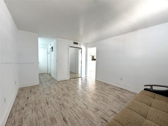 7850 Byron Ave in Miami Beach, FL - Building Photo - Building Photo