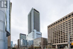 488 University Ave in Toronto, ON - Building Photo