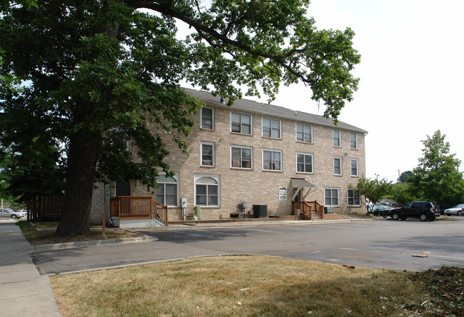 251 W Grand River Ave in East Lansing, MI - Foto de edificio - Building Photo