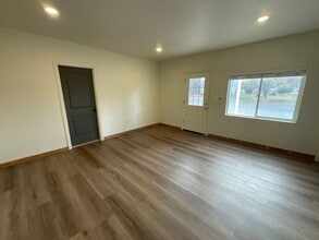 547 E Hickory St in Union, OR - Building Photo - Building Photo
