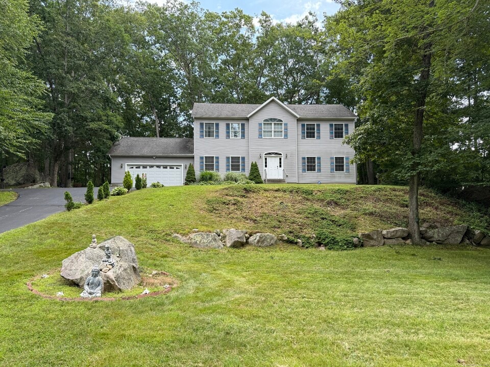 4 Kerrie Ct in Ledyard, CT - Building Photo